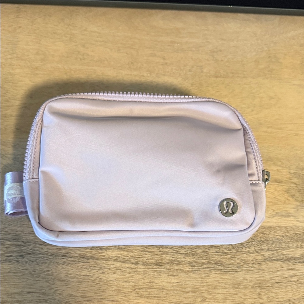 NWOT lululemon Soft Purple Everywhere Bag - Picture 2 of 4